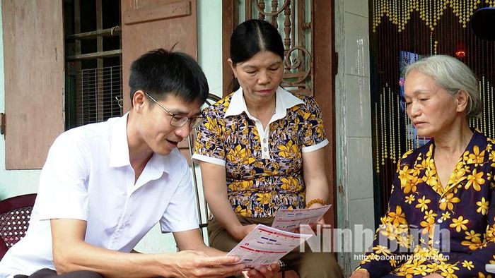 Xã Minh Tân huy động nguồn nhân lực có trình độ công nghệ số thực hiện tuyên truyền, hướng dẫn cài đặt NinhBinh-S trên địa bàn.