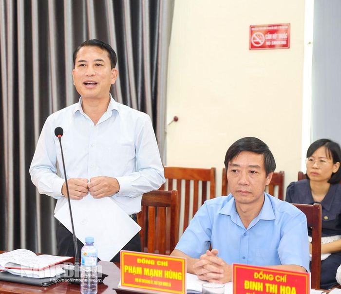 Lãnh đạo xã Cúc Phương báo cáo làm rõ một số nội dung theo yêu cầu của Đoàn khảo sát. Ảnh: Minh Quang