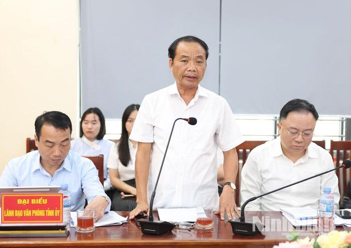 Đại diện Sở Xây dựng làm rõ một số nội dung thuộc thẩm quyền. Ảnh: Minh Quang
