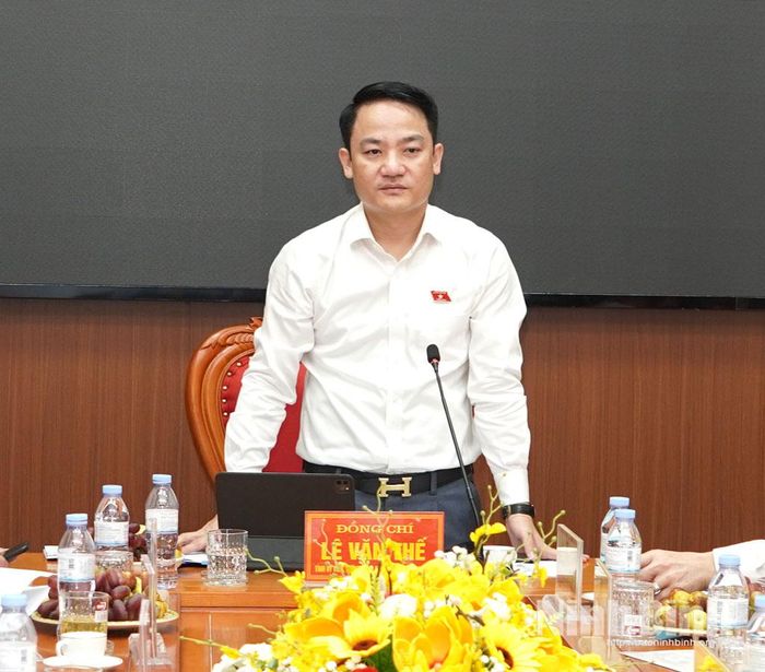 Đồng chí Lê Văn Thế, Tỉnh ủy viên, Phó trưởng Đoàn chuyên trách Đoàn ĐBQH tỉnh tiếp thu ý kiến tại hội nghị.