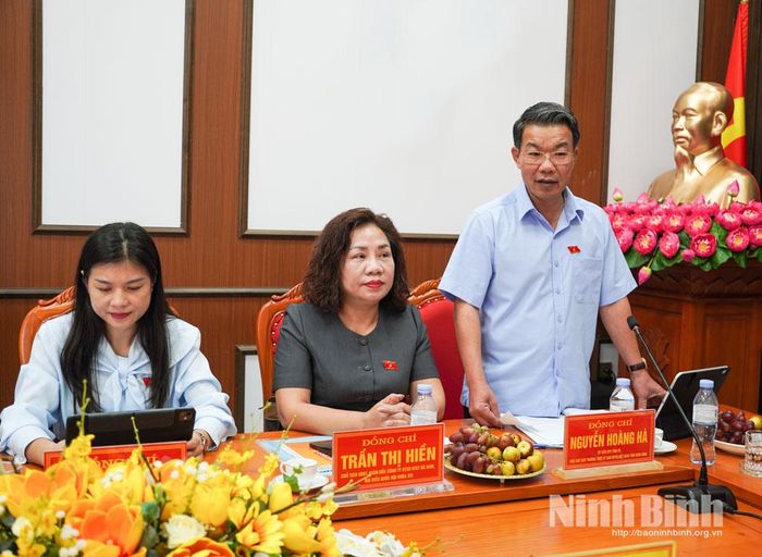 Đồng chí Nguyễn Hoàng Hà, Ủy viên Ban Thường vụ Tỉnh ủy, Phó Chủ tịch Thường trực Ủy ban MTTQ Việt Nam tỉnh, ĐBQH tỉnh phát biểu tại hội nghị.