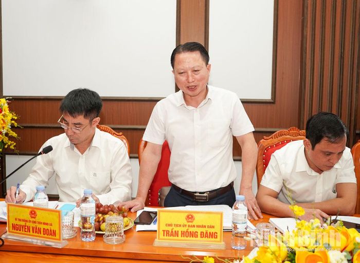 Lãnh đạo UBND xã Bình Sơn báo cáo tình hình phát triển kinh tế - xã hội trên địa bàn.