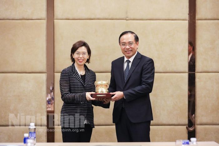 Đồng chí Phó Chủ tịch UBND tỉnh Đặng Thanh Sơn tặng quà lưu niệm Đại sứ Lee Mi-Yeon.