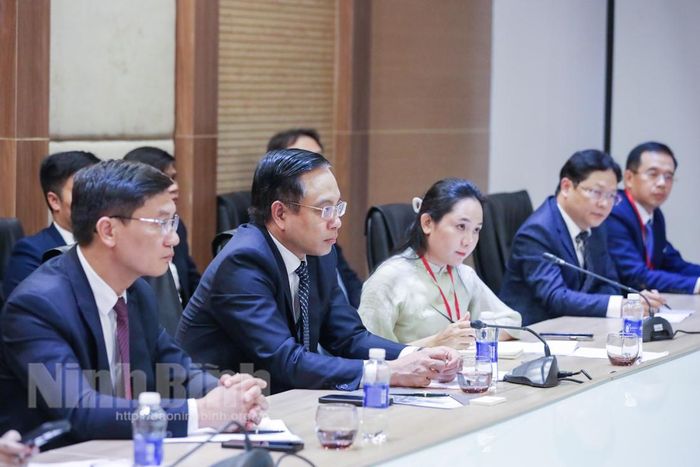 Đồng chí Phó Chủ tịch UBND tỉnh Đặng Thanh Sơn và thành viên đoàn công tác chào xã giao Đại sứ Đặc mệnh toàn quyền Hàn Quốc tại Việt Nam.