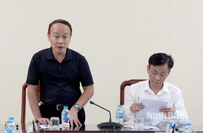 Đồng chí Nguyễn Văn Phú, Tổng Thư ký Liên đoàn Bóng đá Việt Nam phát biểu tại hội nghị.