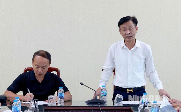 Đồng chí Nguyễn Tân Anh, Phó Giám đốc Sở Văn hóa và Thể thao phát biểu tại hội nghị.
