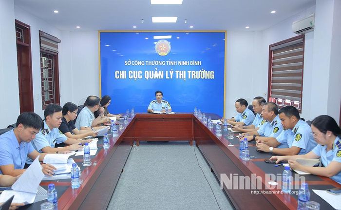 Họp hội đồng tiêu huỷ hàng hoá vi phạm.
