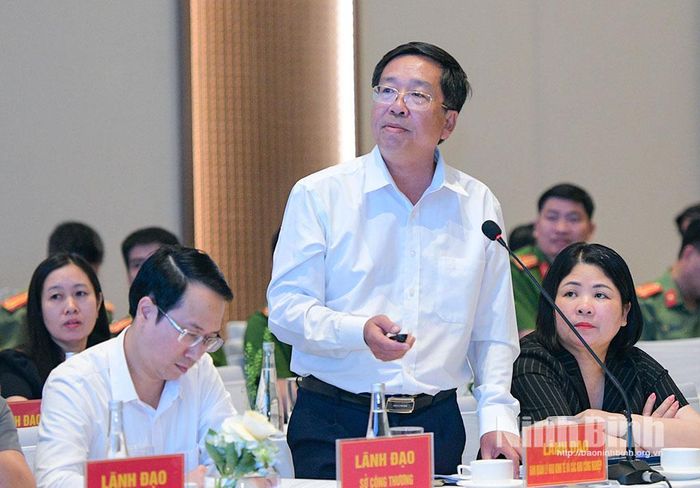 Lãnh đạo Ban Quản lý Khu kinh tế và các khu công nghiệp tỉnh phát biểu tại hội thảo.