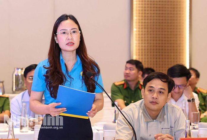 Lãnh đạo Liên đoàn Lao động tỉnh phát biểu tại hội thảo.