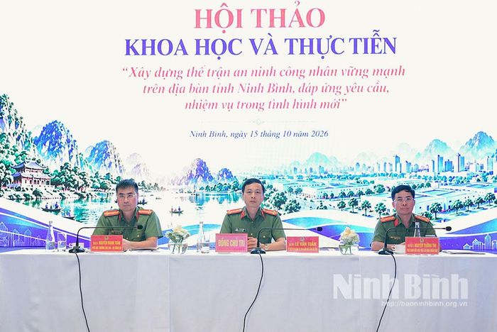 Các đồng chí chủ trì hội thảo.