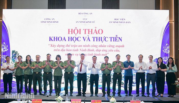 Các đại biểu chụp ảnh lưu niệm tại hội thảo.