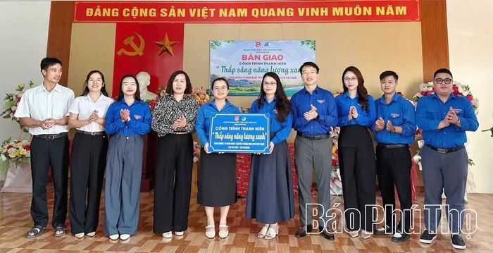 Đoàn thanh niên - Hội Liên hiệp thanh niên tỉnh trao tặng công trình thanh niên “Thắp sáng năng lượng xanh” tại xã Phùng Nguyên.