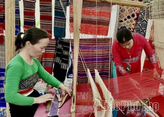 HTX dệt thổ cẩm Chiềng Châu - xã Mai Hạ bảo tồn, phát triển nghề truyền thống gắn với xây dựng sản phẩm du lịch trải nghiệm.