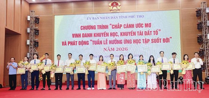 Các đồng chí: Trưởng Ban Tuyên giáo Tỉnh ủy Lương Đức Minh, Phó Chủ tịch UBND tỉnh Nguyễn Khắc Hiếu trao thưởng các giáo viên, huấn luyện viên bồi dưỡng học sinh đoạt giải Nhất quốc gia các môn văn hóa, thể thao, khởi nghiệp.