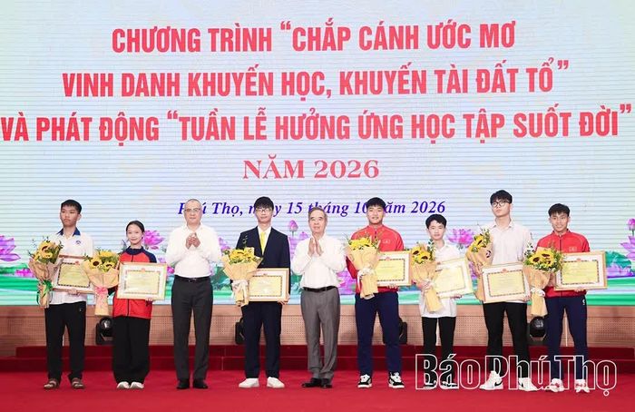 Các đồng chí: Nguyễn Văn Bình - nguyên Trưởng Ban Kinh tế Trung ương; Phạm Đại Dương - Bí thư Tỉnh ủy Phú Thọ trao Bằng khen và trao thưởng cho 4 học sinh đoạt huy chương Olympic quốc tế, 3 học sinh đoạt huy chương các giải thể thao quốc tế.