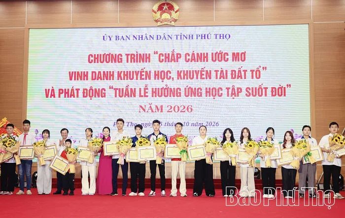 Các đồng chí: Phó Bí thư Thường trực Tỉnh ủy Bùi Văn Quang; Phó Bí thư Tỉnh ủy, Chủ tịch Ủy ban MTTQ tỉnh Bùi Thị Minh trao thưởng các học sinh đoạt giải Nhất quốc gia các môn văn hóa và đoạt Huy chương Vàng các giải thể thao, khởi nghiệp.