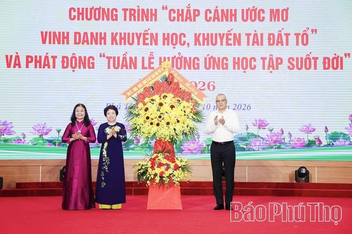 Đồng chí Bí thư Tỉnh ủy Phạm Đại Dương tặng hoa chúc mừng Quỹ Khuyến học, khuyến tài Đất Tổ.