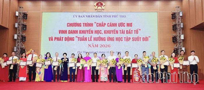 Lãnh đạo Quỹ Khuyến học, khuyến tài Đất Tổ trao thưởng cho các cán bộ khuyến học tiêu biểu.