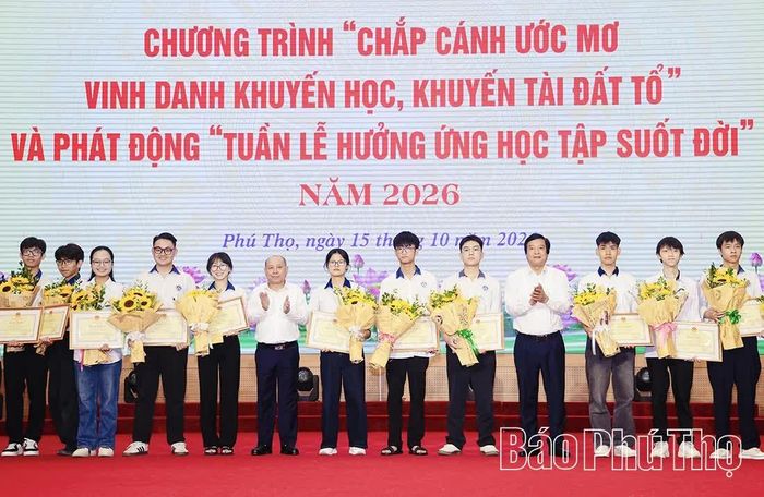 Các đồng chí: Phó Bí thư Tỉnh ủy, Chủ tịch HĐND tỉnh Bùi Đức Hinh và Phó Bí thư Tỉnh ủy Nguyễn Mạnh Sơn trao thưởng các học sinh đoạt giải Nhì quốc gia các môn văn hóa và khoa học kỹ thuật.