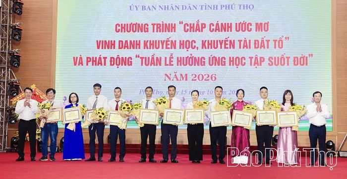 Các đồng chí: Phó Bí thư Thường trực Tỉnh ủy Bùi Văn Quang và Phó Chủ tịch UBND tỉnh Nguyễn Khắc Hiếu trao Bằng khen của UBND tỉnh tặng các giáo viên, huấn luyện viên có thành tích xuất sắc trong công tác bồi dưỡng học sinh, vận động viên.