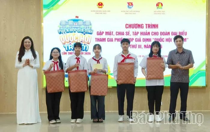 Đồng chí Bùi Thị Kim Tuyến và Bí thư Tỉnh đoàn Phú Thọ trao quà động viên các em thiếu nhi tham gia phiên họp giả định "Quốc hội trẻ em".
