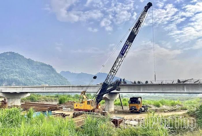 Mỗi cây cầu, tuyến đường được xây dựng, mở mới góp phần kết nối các vùng đất, tạo nền tảng cho không gian phát triển chung sau hợp nhất.