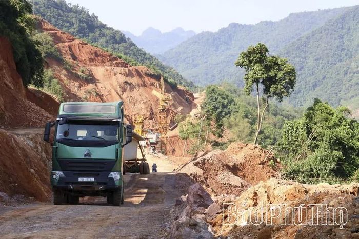 Nhà thầu đẩy nhanh tiến độ thi công tuyến đường liên kết vùng kết nối cao tốc Hòa Bình - Hà Nội với khu vực Kỳ Sơn, Lương Sơn, Nật Sơn, Kim Bôi.