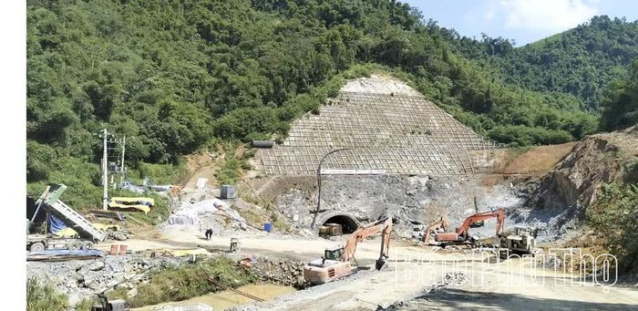 Hệ thống hầm giao thông trên tuyến cao tốc Hòa Bình - Mộc Châu đang được các nhà thầu đẩy nhanh tiến độ thi công.