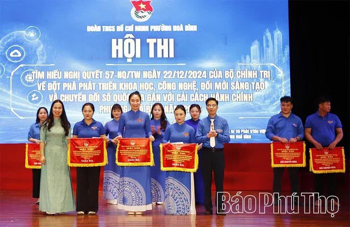 Ban Tổ chức trao giải Nhất, Nhì, Ba cho các đội thi xuất sắc.