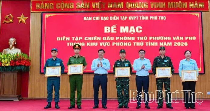 Lãnh đạo phường Vân Phú khen thưởng các cá nhân có thành tích xuất sắc trong thực hiện nhiệm vụ.