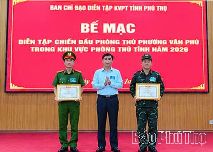 Lãnh đạo phường Vân Phú khen thưởng các tập thể có thành tích xuất sắc trong thực hiện nhiệm vụ.