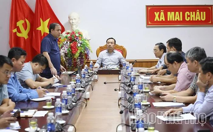 Đồng chí Phó Chủ tịch UBND tỉnh Quách Tất Liêm làm việc với xã Mai Châu.