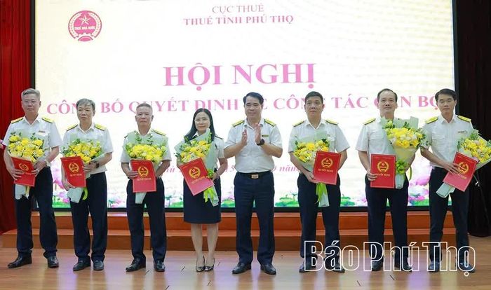 Lãnh đạo Thuế tỉnh Phú Thọ trao các quyết định về công tác cán bộ.