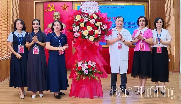 Lãnh đạo Bệnh viện Tâm thần tỉnh Phú Thọ tặng hoa chúc mừng hội thi.