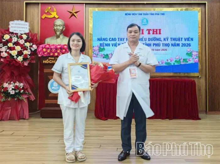Lãnh đạo Bệnh viện Tâm thần tỉnh Phú Thọ trao chứng nhận giải Nhất cho điều dưỡng CK1 Ngô Thị Nghĩa, Khoa Cận lâm sàng.
