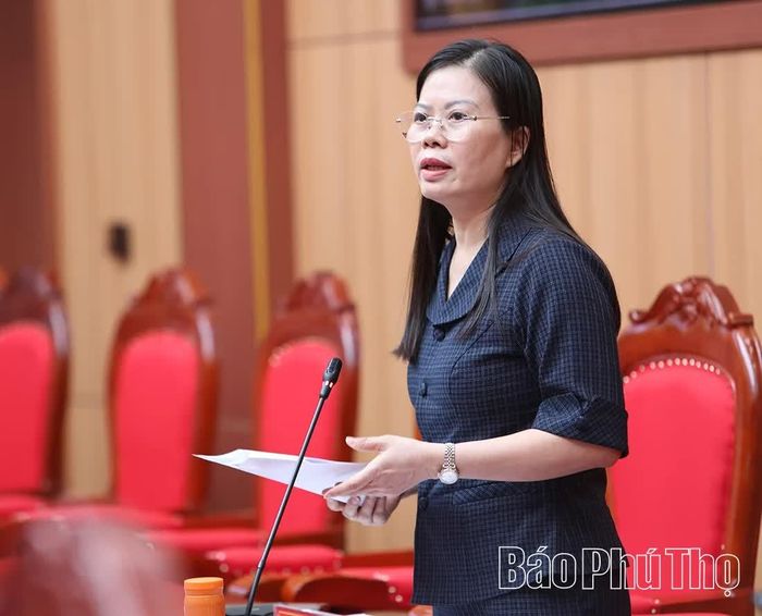 Giám đốc Sở Tài chính Vương Thị Bẩy báo cáo kết quả thực hiện Đề án tăng trưởng 2 con số.