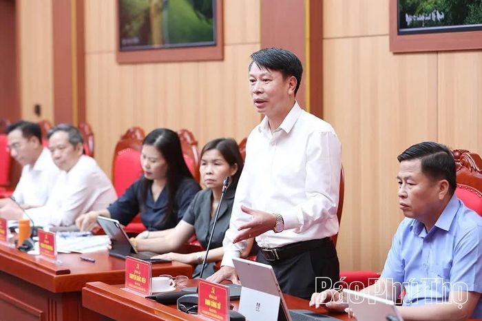 Đồng chí Phó Chủ tịch UBND tỉnh Nguyễn Khắc Hiếu phát biểu tại hội nghị. 