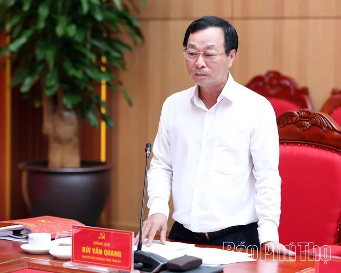 Đồng chí Phó Bí thư Thường trực Tỉnh ủy Bùi Văn Quang cho ý kiến vào một số nội dung quan trọng.