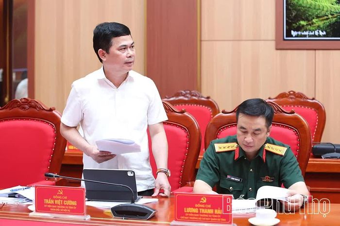 Đồng chí Giám đốc Sở Nội vụ Trần Việt Cường phát biểu tại hội nghị. 