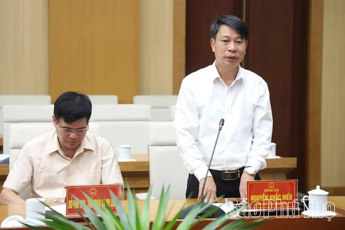 Đồng chí Phó Chủ tịch UBND tỉnh Nguyễn Khắc Hiếu phát biểu ý kiến.