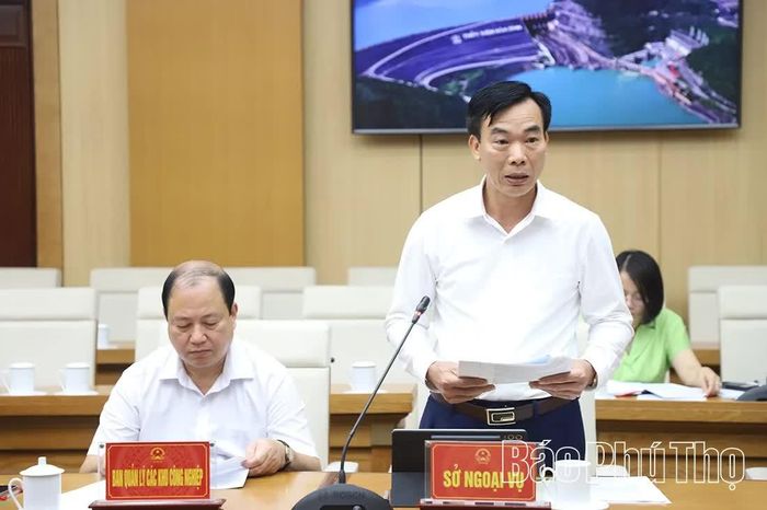 Lãnh đạo các sở, ngành báo cáo tại hội nghị.