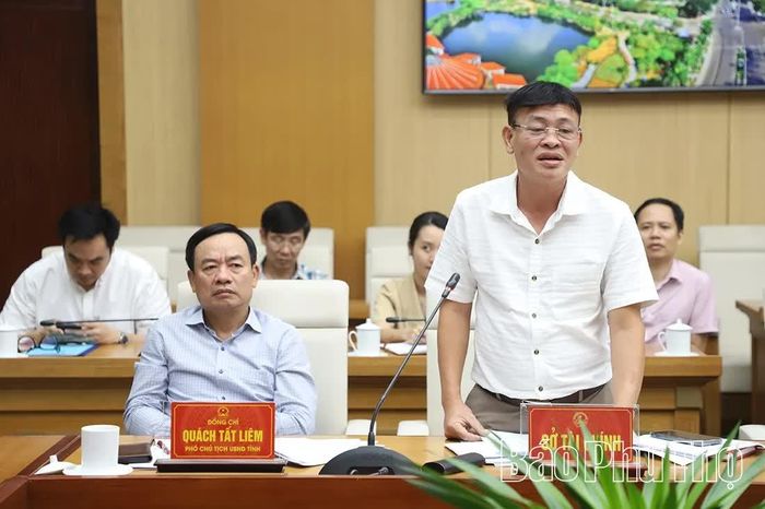 Lãnh đạo các sở, ngành báo cáo tại hội nghị.