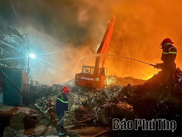 Lực lượng Cảnh sát phòng cháy, chữa cháy và cứu nạn, cứu hộ có mặt tại hiện trường triển khai công tác chữa cháy.