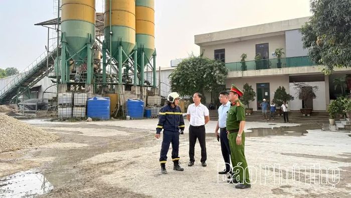 Lãnh đạo UBND xã Hội Thịnh trực tiếp có mặt tại hiện trường phối hợp với lực lượng chức năng chỉ đạo công tác chữa cháy.