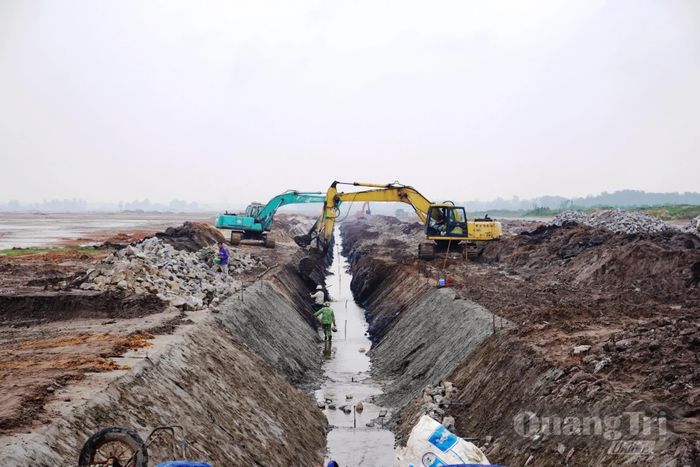 Nhân lực, máy móc được huy động tích cực thi công các hạng mục tại Cảng hàng không Quảng Trị - Ảnh: Đ.V