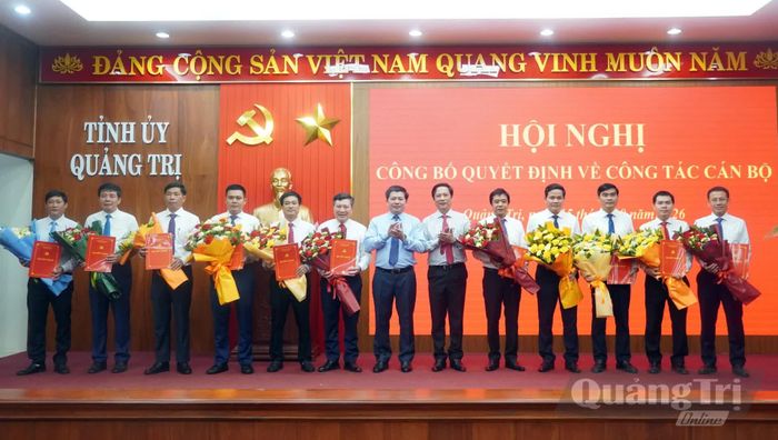 Đồng chí Trần Vũ Khiêm, Phó Bí thư Thường trực Tỉnh ủy và đồng chí Hoàng Nam, Phó Chủ tịch Thường trực UBND tỉnh trao quyết định, tặng hoa chúc mừng các cán bộ được điều động, chỉ định, bổ nhiệm - Ảnh: N.M
