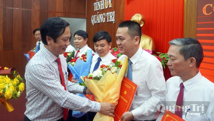 Đồng chí Hoàng Nam, Phó Chủ tịch Thường trực UBND tỉnh tặng hoa chúc mừng các cán bộ - Ảnh: N.M