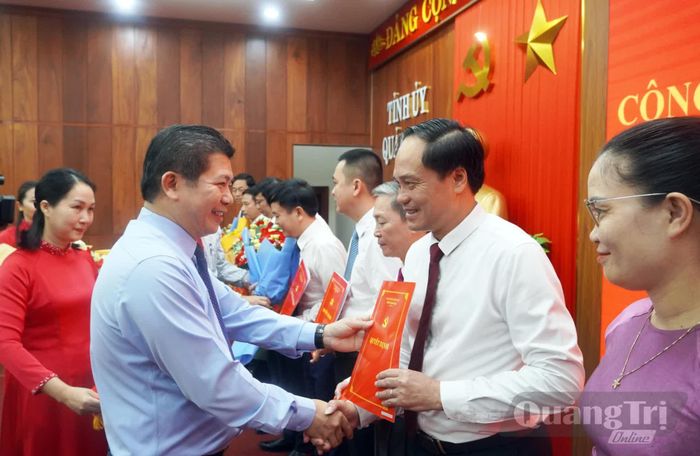 Đồng chí Trần Vũ Khiêm, Phó Bí thư Thường trực Tỉnh ủy trao quyết định cho các đồng chí cán bộ - Ảnh: N.M