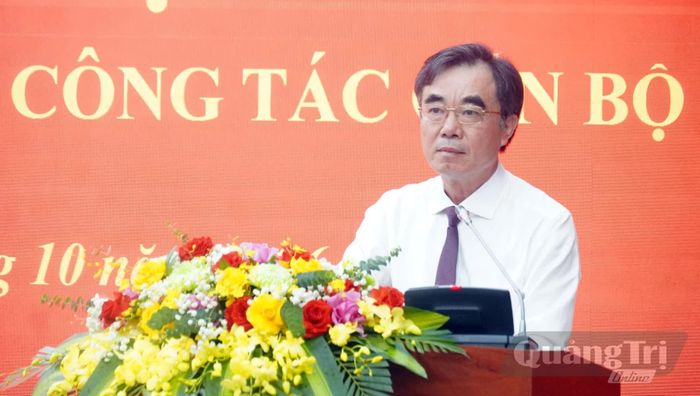 Đồng chí Nguyễn Lương Bình, Trưởng ban Tổ chức Tỉnh ủy công bố các quyết định về điều động, chỉ định, bổ nhiệm cán bộ - Ảnh: N.M
