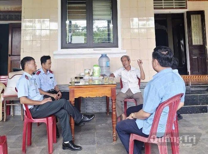 Cán bộ Thanh tra tỉnh gặp gỡ, làm việc với người dân có khiếu nại, phản ánh - Ảnh: NVCC